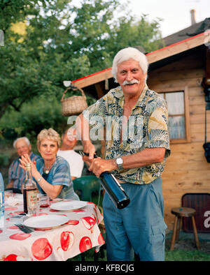 Frankreich, Arbois, Familie und Freunde feiern La Fete de Voisins in der Stadt Arbois, Nachbarschaft, Jura Wein Region Stockfoto