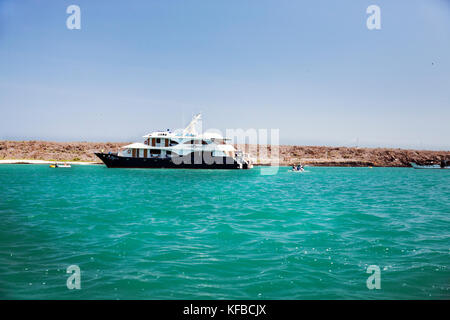 Galapagos, Ecuador, North Seymour Insel, der m/c Ocean Spray auf Baltra verankert Stockfoto