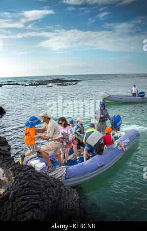 Galapagos, Ecuador, Personen mit Kopf in Punta Moreno auf einem schäbigen Boot von m/c Ocean Spray Stockfoto