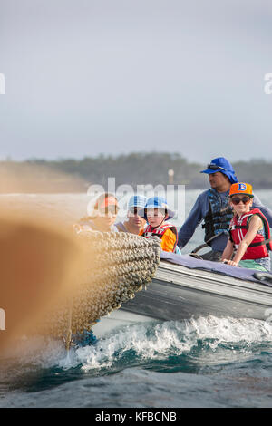 Galapagos, Ecuador, Personen mit Kopf in Punta Moreno auf einem schäbigen Boot von m/c Ocean Spray Stockfoto