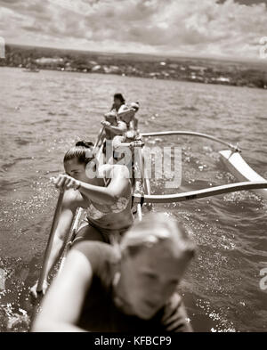 USA, Hawaii, Big Island, Hilo, Frauen Zeile ein Outrigger Kanu in Hilo Bay (B&W) Stockfoto