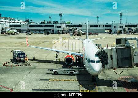 Bangkok - 12. August 2017 - Service-Crew betankt Air asia Airbus A320 vor Abflug am Flughafen ‎Don Mueang, Thailand Stockfoto