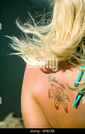 Usa, Hawaii, Oahu, Rückansicht der Frau mit einer Blume Tattoo auf ihrem Rücken Stockfoto