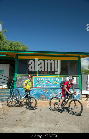 USA, Hawaii, Big Island, Mountainbiker gönnen Sie sich eine Pause und essen Sie zu Mittag im da Fish House Mittagessen Wagen in Kawaihae Stockfoto