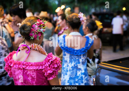 USA, Oahu, Hawaii, Hula Tänzer für Touristen am Strand von Waikiki in Honolulu. Stockfoto