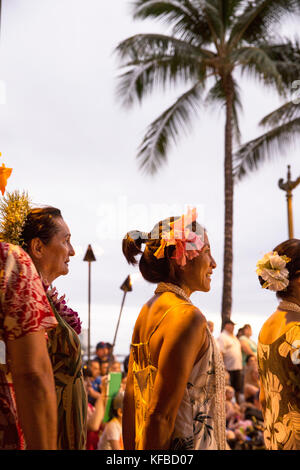 USA, Oahu, Hawaii, Hula Tänzer für Touristen am Strand von Waikiki in Honolulu. Stockfoto