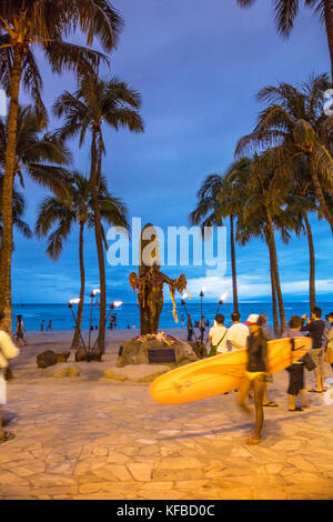 Usa, Oahu, Hawaii, Statue von Hawaiian Surf Legende und Symbol Duke Kahanamoku am Strand in Waikiki in Honolulu. Stockfoto