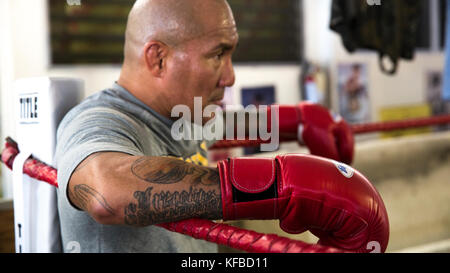 Usa, Oahu, Hawaii, ein Fitnessstudio Inhaber nimmt einen Rest während Boxtraining in Honolulu. Stockfoto