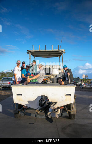 Usa, Hawaii, Maui, Backen, Surfer heraus im Boot, bevor Sie surfen peahi auf dem northshore Stockfoto