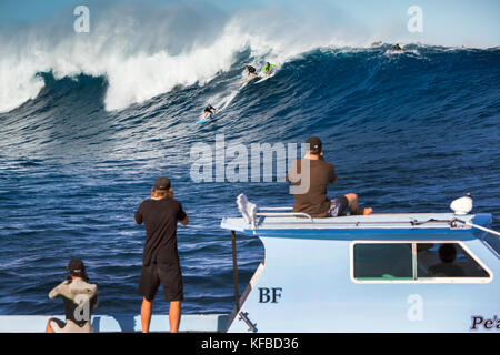 Usa, Hawaii, Maui, Backen, Big Wave Surfer, die auf einer Welle an peahi auf dem northshore Stockfoto