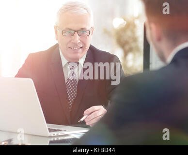 Business Partner diskutieren im Saal mit ihren Kollegen Stockfoto