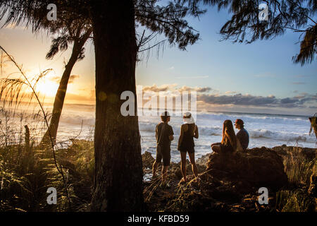 Hawaii, Oahu, North Shore, Umstehende sehen Sie eine große Rolle in Schwellen bei Sonnenuntergang an pupukea Beach Park an der Nordküste Stockfoto