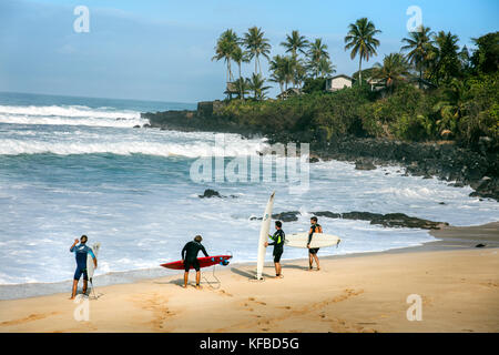 Hawaii, Oahu, North Shore, Surfer an Waimea Bay Stockfoto