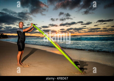 HAWAII, Oahu, North Shore, Big Wave surfer Jamie O'Brien surfen an Pipeline und Backdoor Stockfoto