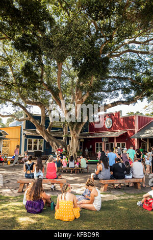 Hawaii, Oahu, North Shore, Personen, die in der Stadt haleiwa hängen Stockfoto