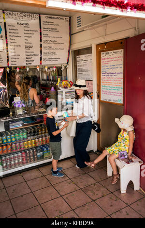 HAWAII, Oahu, North Shore, Touristen haben Eis in Haleiwa Rasur Stockfoto