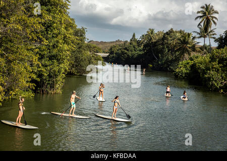 Hawaii, Oahu, North Shore, Reisende auf der paddleboarding anahulu Fluss unterhalb des historischen Rainbow Bridge in der Stadt haliewa Stockfoto