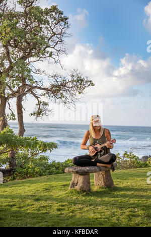 Hawaii, Oahu, North Shore, Frau spielen der Ukulele, die ich im Turtle Bay Resort Stockfoto