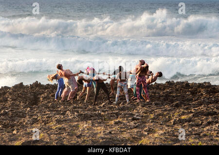 Hawaii, Oahu, North Shore, Yoga auf den Felsen in der Nähe des Ozeans, die ich im Turtle Bay Resort Stockfoto