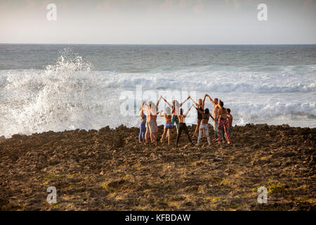 Hawaii, Oahu, North Shore, Yoga auf den Felsen in der Nähe des Ozeans, die ich im Turtle Bay Resort Stockfoto