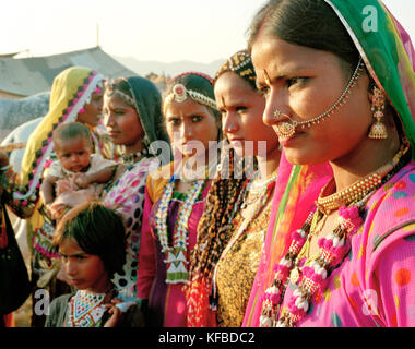 Indien, Rajasthan, in der Nähe der Frauen von Punjab in traditioneller Kleidung am Pushkar Camel Fair Stockfoto