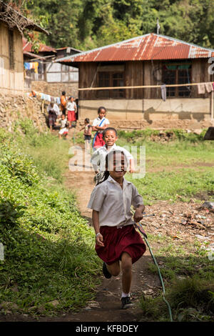 Indonesien, Flores, junge Schule Kinder spielen in waturaka Dorf Stockfoto