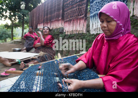 Indonesien, Flores, Weberinnen in der Stadt Ende arbeiten, eine Weberei Gruppe namens Bou sama - sama Ikat Stockfoto