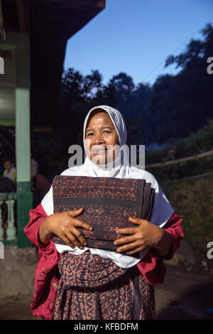 Indonesien, Flores, eine Frau Weber in der Stadt Ende, ein Mitglied einer Weberei Gruppe namens Bou sama - sama Ikat Stockfoto