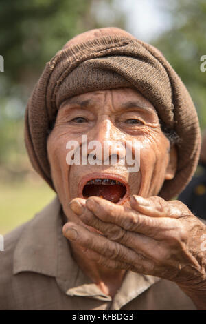 Indonesien, Flores, ein Ältester Mensch isst Betelnuss in Kampung tutubhada Dorf in rendu Stockfoto