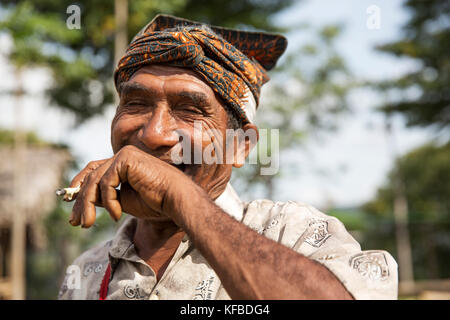 Indonesien, Flores, ein Ältester Mann rufus Goa raucht und hat ein Lachen in Kampung tutubhada Dorf in rendu Stockfoto