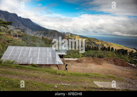 Indonesien, Flores, ein Mann vor seinem Haus in der kajuwala Bereich mit Blick auf die ngada Bezirk Stockfoto