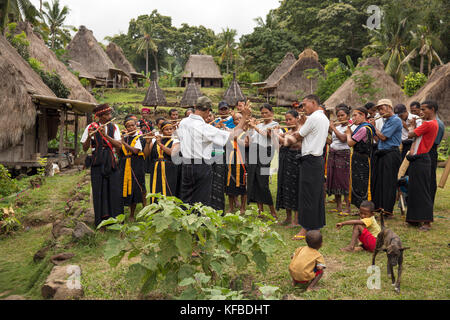 Indonesien, Flores, ngada Bezirk, Mitglieder der belaraghi Dorf spielen Musik, seine Gäste willkommen zu heißen Stockfoto