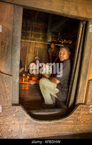 Indonesien, Flores, ngada Bezirk, ein Mann bereitet ein Huhn in einem Haus im Dorf zu Opfern belaraghi Stockfoto