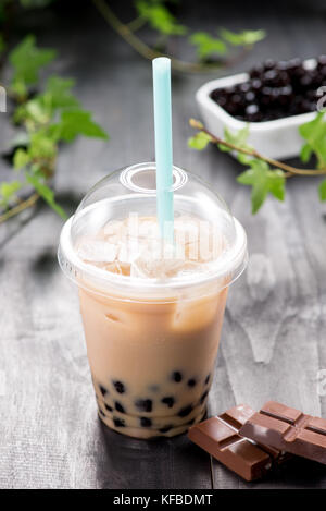 Hausgemachte Schokolade Milch Bubble Tea in Plastik Becher auf den Tisch. Stockfoto