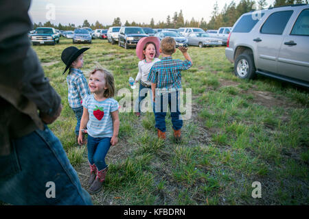 Usa, Oregon, Schwestern, Schwestern Rodeo, spielende Kinder auf dem Gelände der Schwestern Rodeo Stockfoto