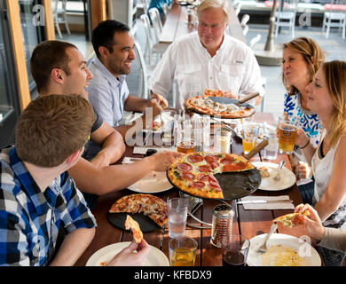 USA, Oregon, Bend, Pacific Pizza und Brauen, Gruppe Essen genießen dirnks Tabelle Stockfoto
