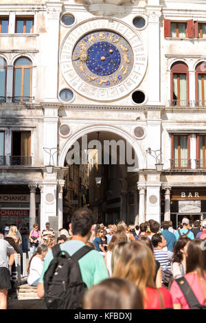 Italien, Venedig, die Astrologische Uhr in St. Mark's Square mit Touristen. Stockfoto