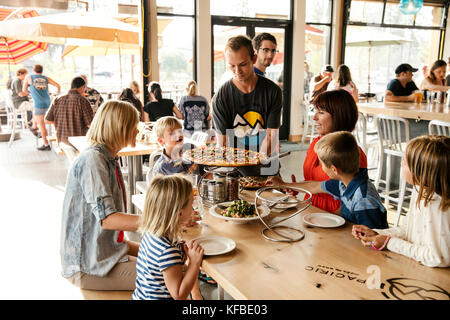 Usa, Oregon, Bend, Pacific Pizza und Bier, Mann die Pizza zu Tabelle Stockfoto