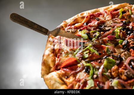 USA, Oregon, Bend, Pacific Pizza und Brauen, in der Nähe von Wurst Pizza Scheiben Stockfoto