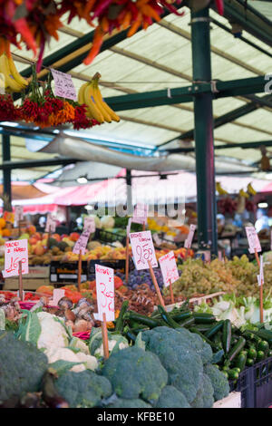 Italien, Venedig, Obst und Gemüse Stände in der Rialto Markt. Stockfoto