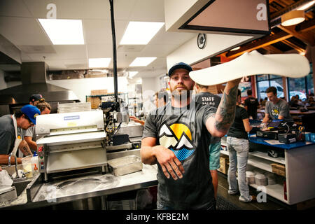 USA, Oregon, Bend, Pacific Pizza und Bier, Pizza Chef Teig werfen Stockfoto