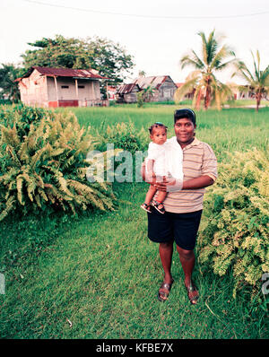 Panama und Bocas del Toro, eine Frau steht in ihren Hof ihre Tochter Holding, Mittelamerika Stockfoto