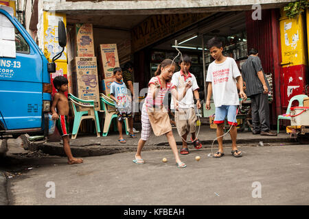 Philippinen, Manila, qulapo Bezirk, Kinder spielen auf der Straße an der quina Markt Stockfoto