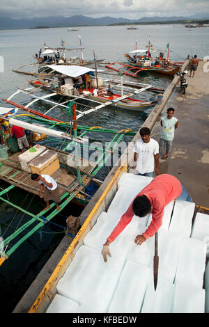 Philippinen, Palawan, Puerto Princesa, handline Fischer in der Stadt Port geladen, Boote mit Eis und für eine Woche lange Reise vorbereiten Stockfoto