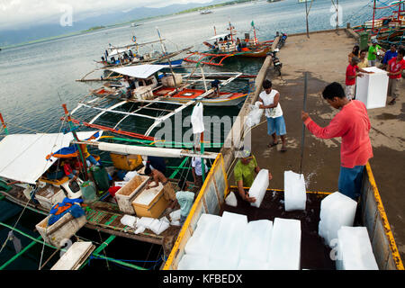 Philippinen, Palawan, Puerto Princesa, handline Fischer in der Stadt Port geladen, Boote mit Eis und für eine Woche lange Reise vorbereiten Stockfoto