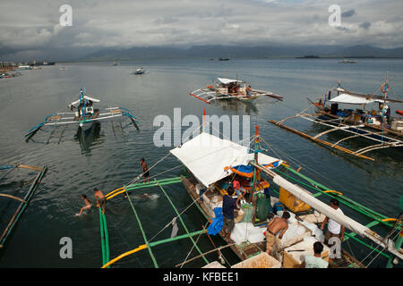 Philippinen, Palawan, Puerto Princesa, handline Fischer in der Stadt Port geladen, Boote mit Eis und für eine Woche lange Reise vorbereiten Stockfoto