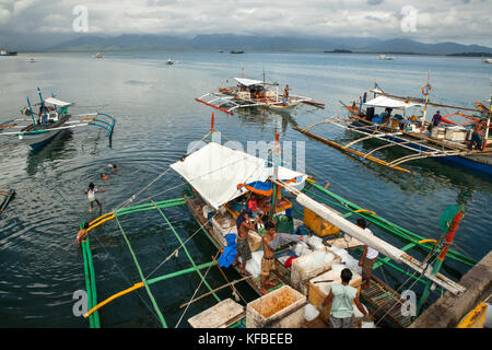 Philippinen, Palawan, Puerto Princesa, handline Fischer in der Stadt Port geladen, Boote mit Eis und für eine Woche lange Reise vorbereiten Stockfoto