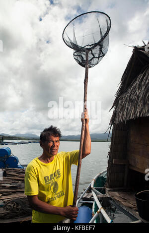 Philippinen, Palawan, Puerto Princessa, Fischzucht Mitarbeiter Roberto cabate in der Gegend Santa Lucia Stockfoto