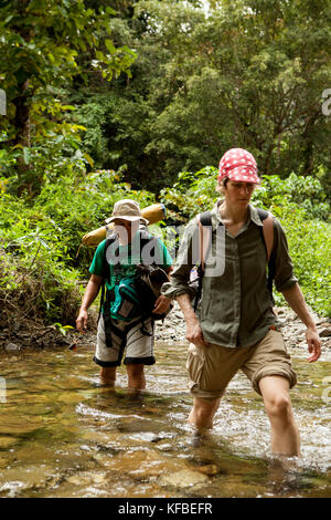 Philippinen, Palawan, Barangay region, wandern Sie durch den Dschungel der Bataker in kalakwasan Dorf zu besuchen Stockfoto