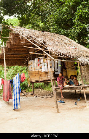 Philippinen, Palawan, Barangay region, Batak Familie in ihrem Haus in kalakwasan Dorf Stockfoto